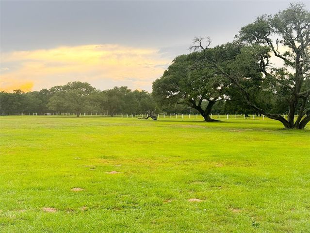 986 Private Road 1024, Hallettsville, TX 77964