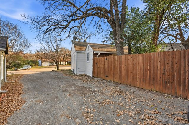 2129 Cardinal Lane, Fort Worth, TX 76111