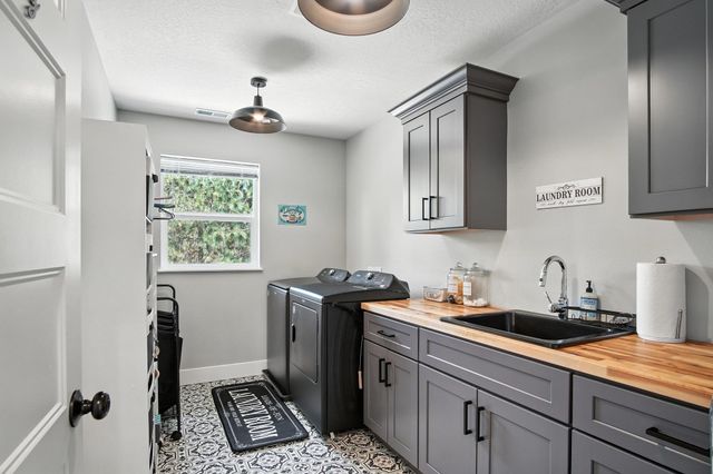 60849 Westview Dr, Nine Mile Falls, WA 99026