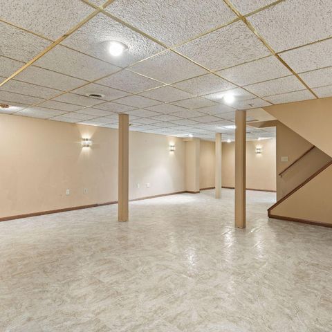 S75W17601 Harbor CIRCLE, Muskego, WI 53150