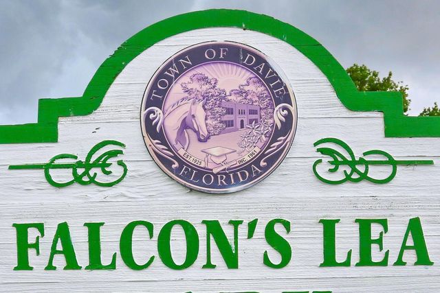 15061 Durham Lane, Davie, FL 33331