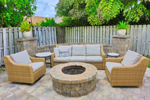 15061 Durham Lane, Davie, FL 33331