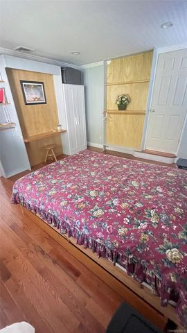 8015 260th Street, Glen Oaks, NY 11004