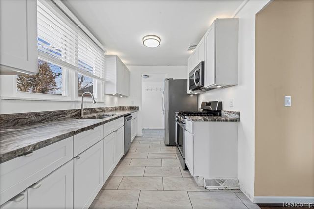 3048 Andre Street, Keego Harbor, MI 48320