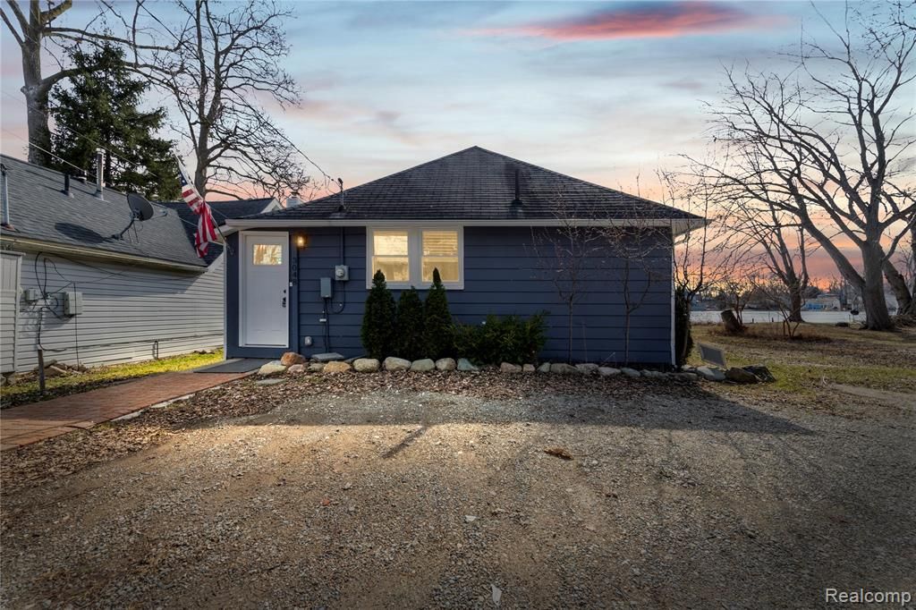 3048 Andre Street, Keego Harbor, MI 48320