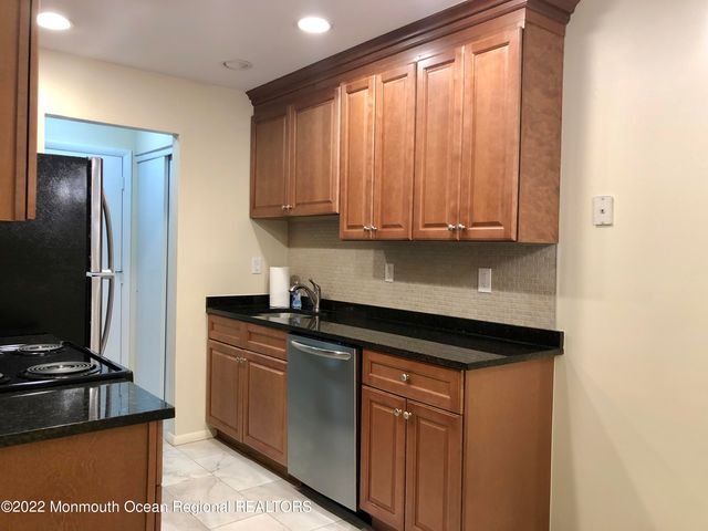 169 Amberly Drive E, Manalapan, NJ 07726