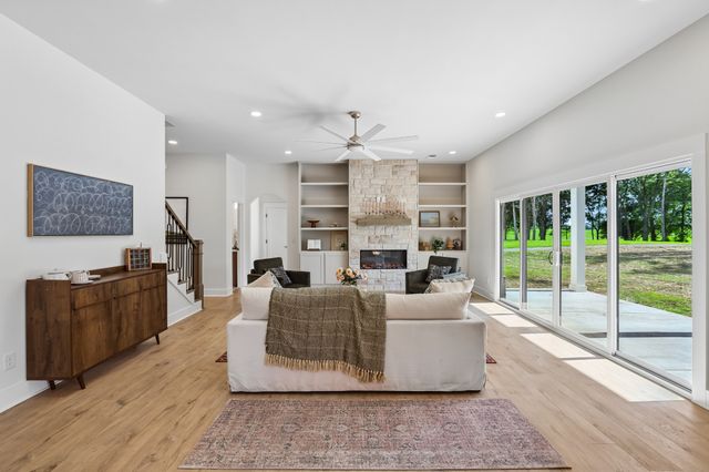 3390 Mealer Rd, Chapel Hill, TN 37034