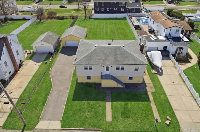 71 Orchard Street, Lindenhurst, NY 11757