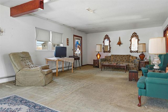 71 Orchard Street, Lindenhurst, NY 11757