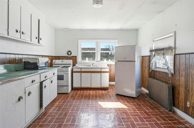 71 Orchard Street, Lindenhurst, NY 11757