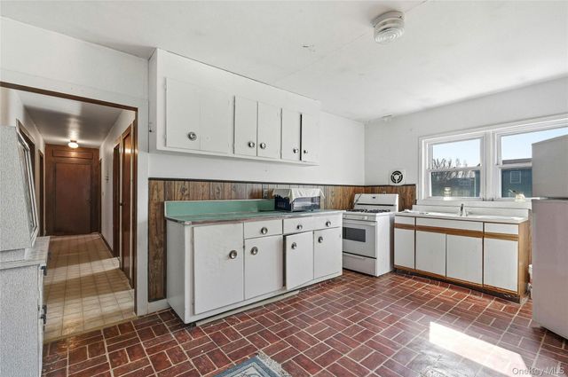 71 Orchard Street, Lindenhurst, NY 11757