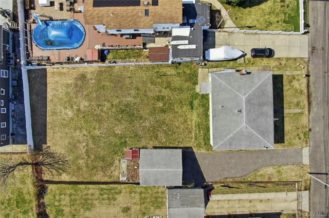 71 Orchard Street, Lindenhurst, NY 11757