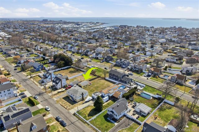 71 Orchard Street, Lindenhurst, NY 11757