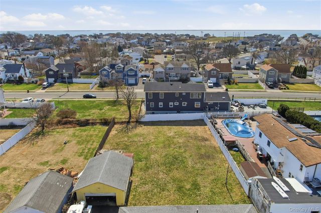 71 Orchard Street, Lindenhurst, NY 11757