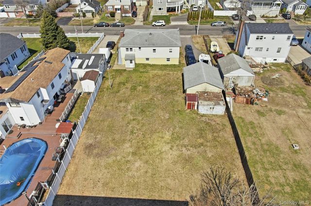 71 Orchard Street, Lindenhurst, NY 11757