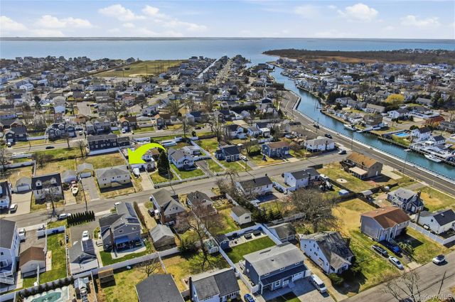 71 Orchard Street, Lindenhurst, NY 11757