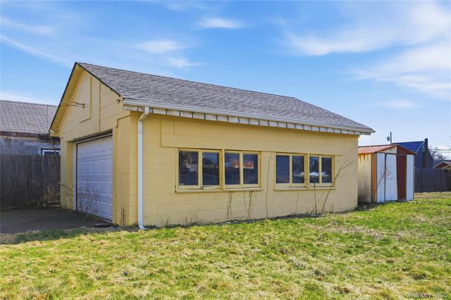 71 Orchard Street, Lindenhurst, NY 11757