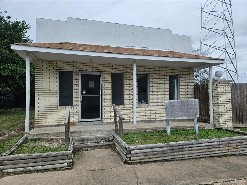 1002 Power St, Refugio, TX 78377