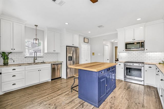 1402 Pine Meadow Court, Pearland, TX 77581