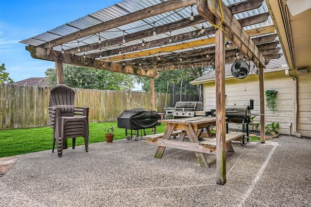 1402 Pine Meadow Court, Pearland, TX 77581