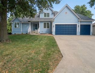 910 Sweet Cherry Place, Belton, MO 64012