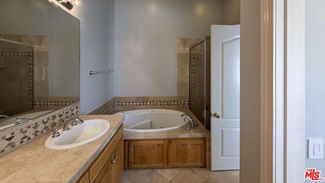 5730 S Glennie Lane B, Los Angeles, CA 90016