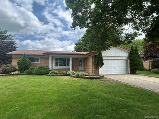 129 Pleasant Lake Drive, Waterford Charter Township, MI 48327