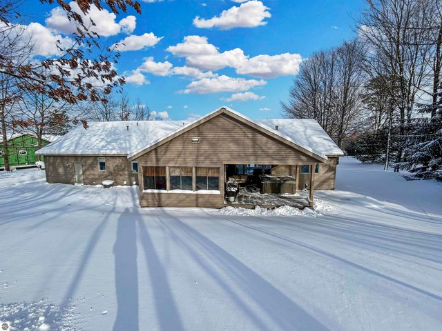 1390 Nightingale Lane, Kingsley, MI 49649