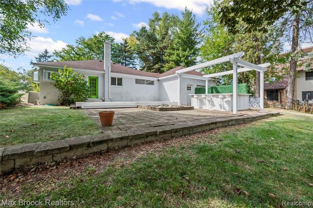 2665 Middlebelt Road, West Bloomfield, MI 48324