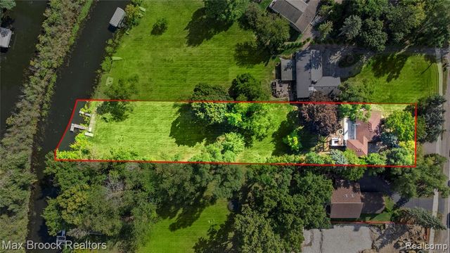 2665 Middlebelt Road, West Bloomfield, MI 48324