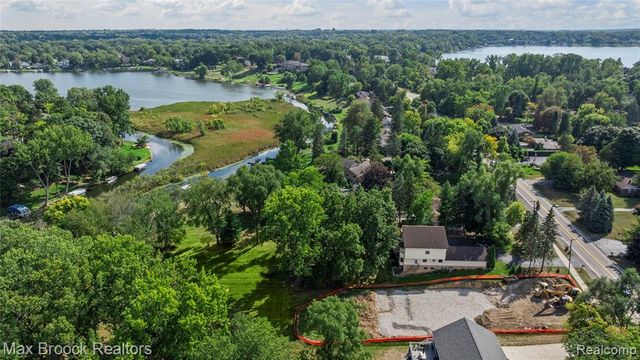 2665 Middlebelt Road, West Bloomfield, MI 48324