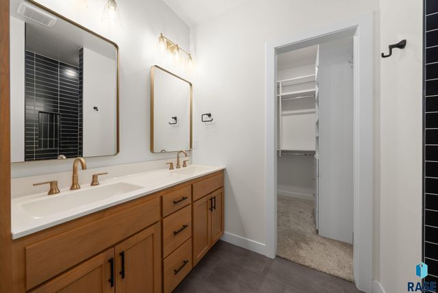 5504 E Daybreak Cir Circle, Sioux Falls, SD 57110