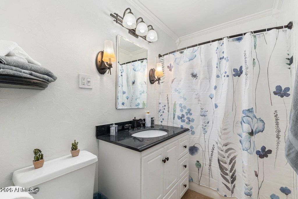 Image 11 of property listing at 4245 N 16TH Drive, Phoenix, AZ 85015