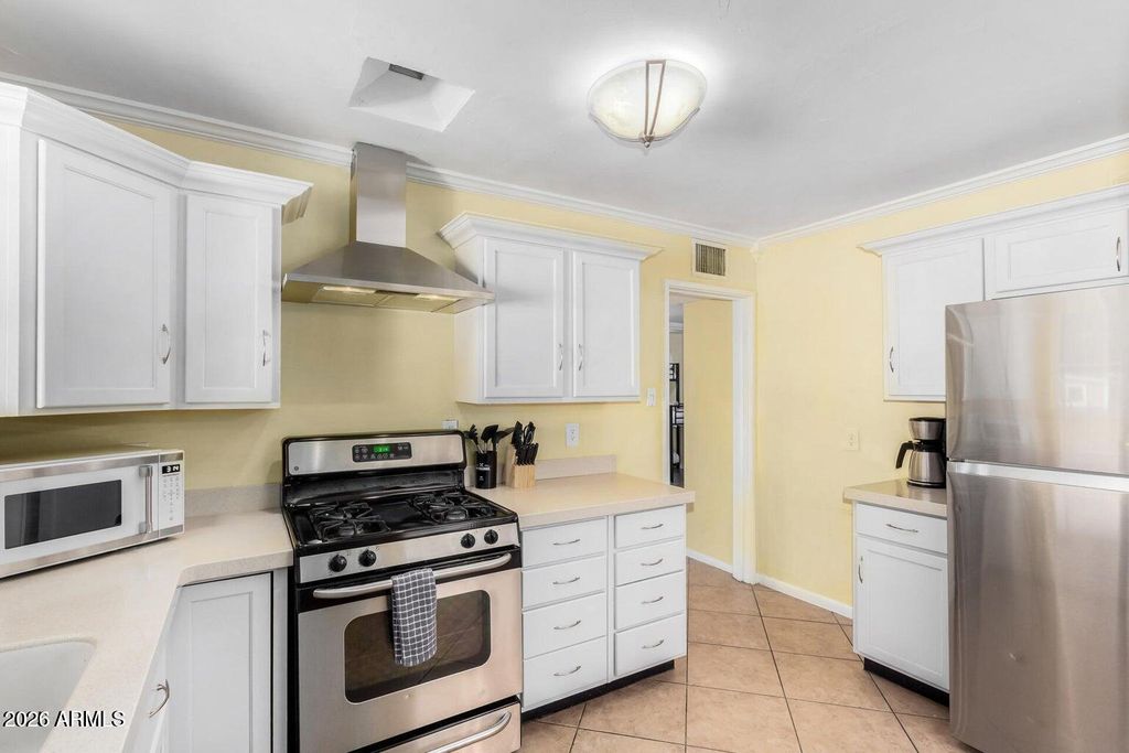 Image 14 of property listing at 4245 N 16TH Drive, Phoenix, AZ 85015