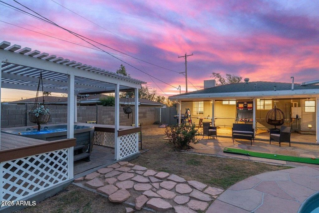 Image 6 of property listing at 4245 N 16TH Drive, Phoenix, AZ 85015