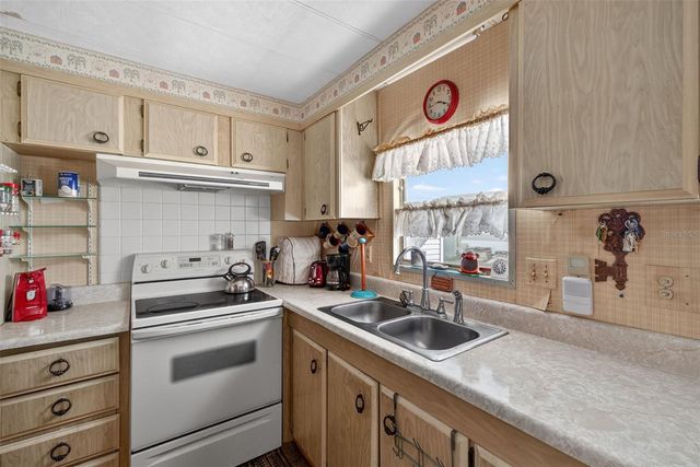 39213 FLORA AVENUE, Zephyrhills, FL 33542