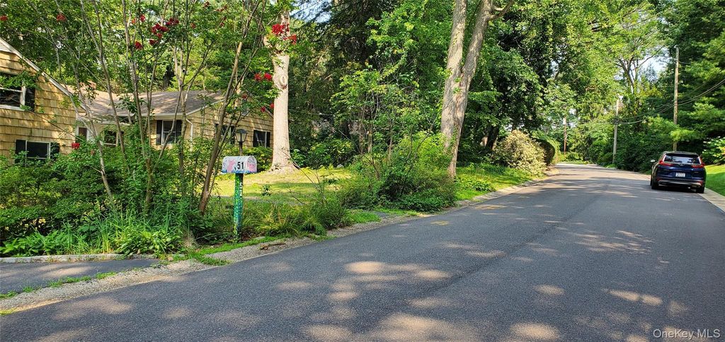 51 The Hemlocks Roslyn Estates, Roslyn, NY 11576 — exterior
