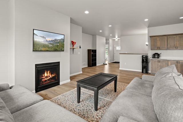 7401 27th Street S, Fargo, ND 58104