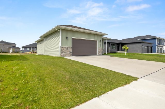 7401 27th Street S, Fargo, ND 58104