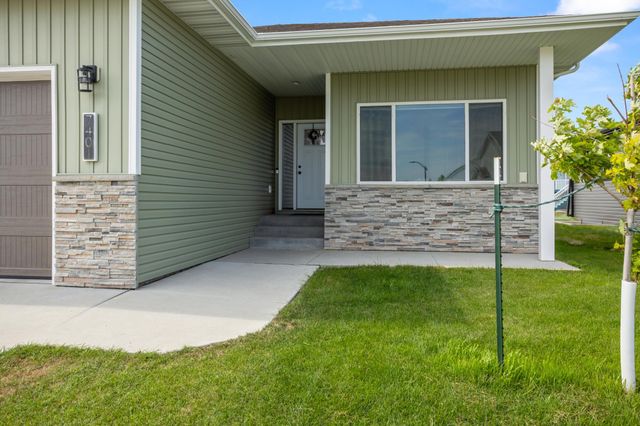 7401 27th Street S, Fargo, ND 58104
