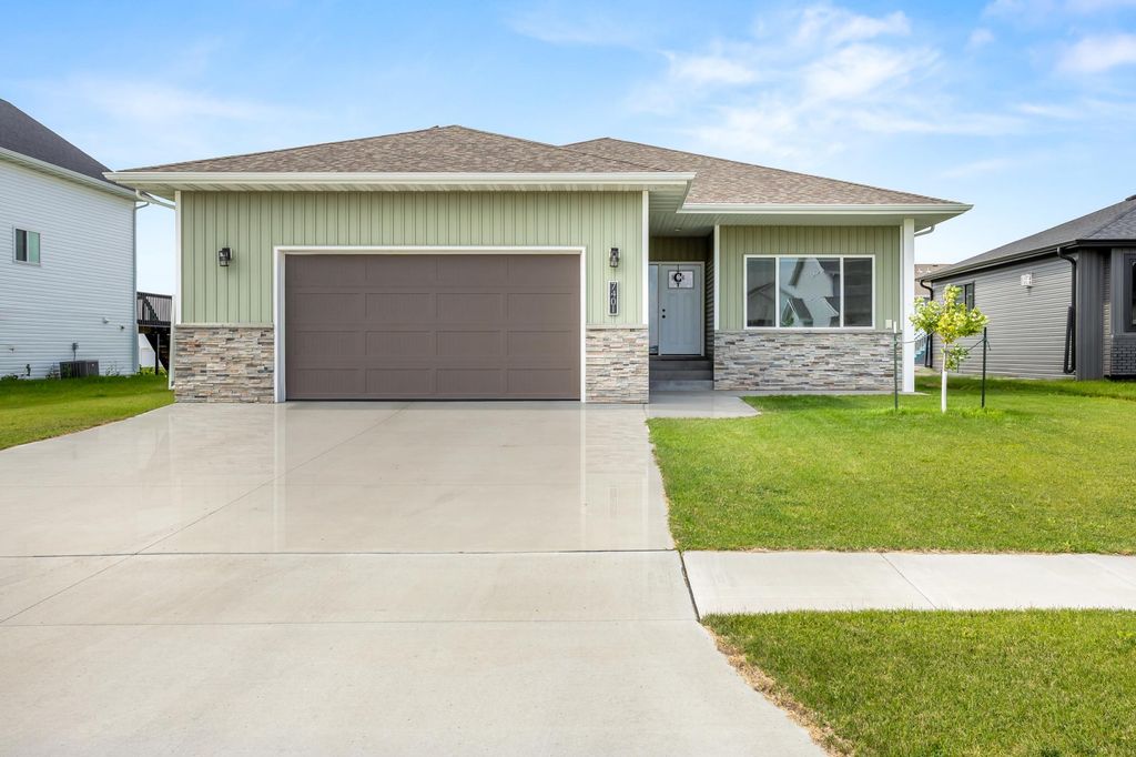 7401 27th Street S, Fargo, ND 58104