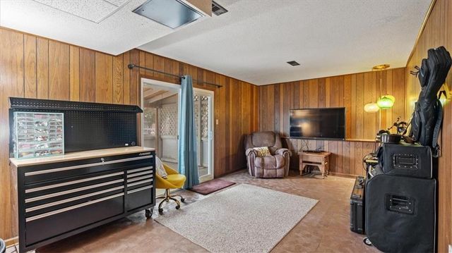 1015 Mount Calvary Road, Lansing, KS 66043