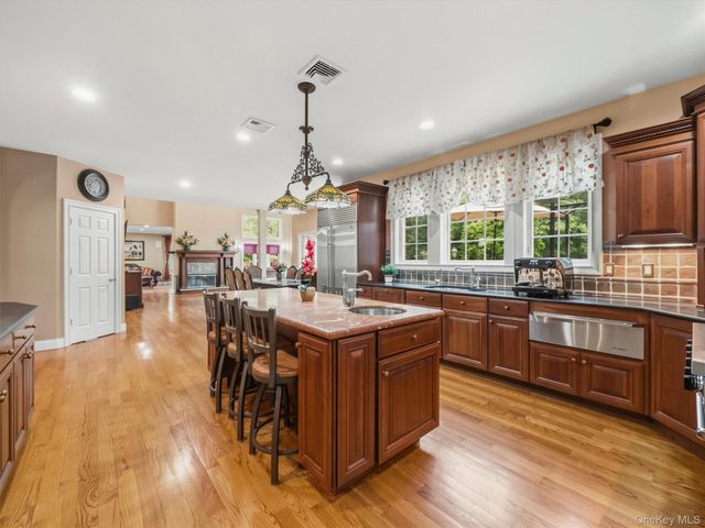 637 S Mountain Road, New City, NY 10956