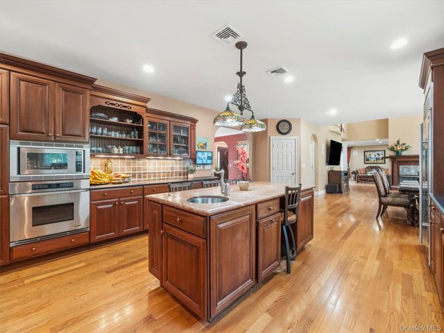 637 S Mountain Road, New City, NY 10956