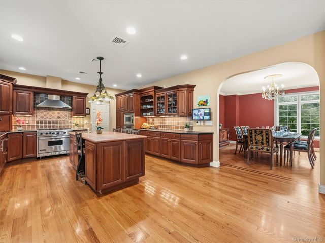 637 S Mountain Road, New City, NY 10956