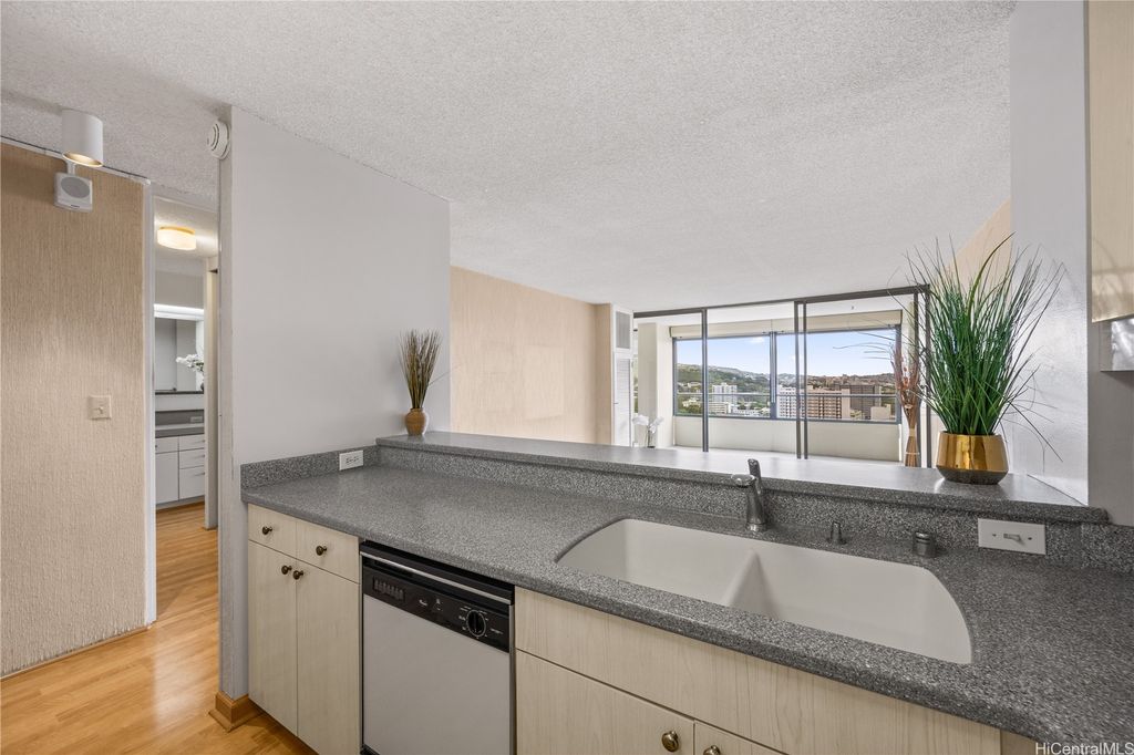 1717 Mott Smith Drive 2005, Honolulu, HI 96822