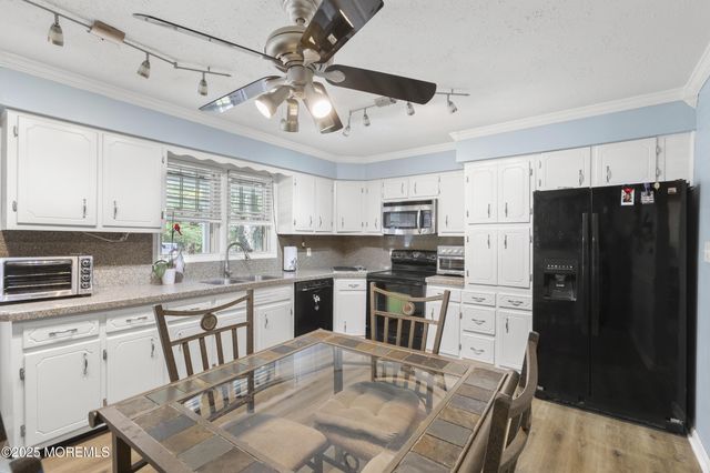 742 W Commodore Boulevard, Jackson, NJ 08527