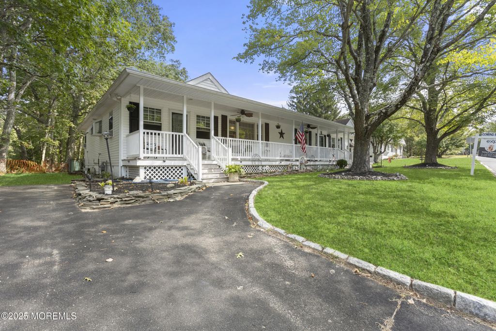 742 W Commodore Boulevard, Jackson, NJ 08527