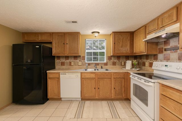 1130 S Crutcher Avenue, Springfield, MO 65804