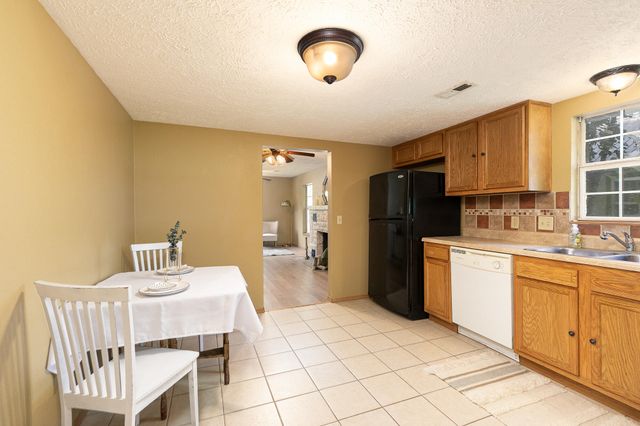1130 S Crutcher Avenue, Springfield, MO 65804